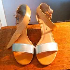 CL by Laundry, size 6, tan and silver